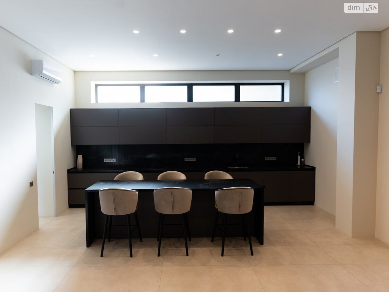 трехэтажный дом, 475.6 кв. м, кирпич. Сдается помесячно в Одессе, в районе Приморский фото 1 трехэтажный дом, 475.6 кв. м, кирпич. Сдается помесячно в Одессе, в районе Приморский фото 1