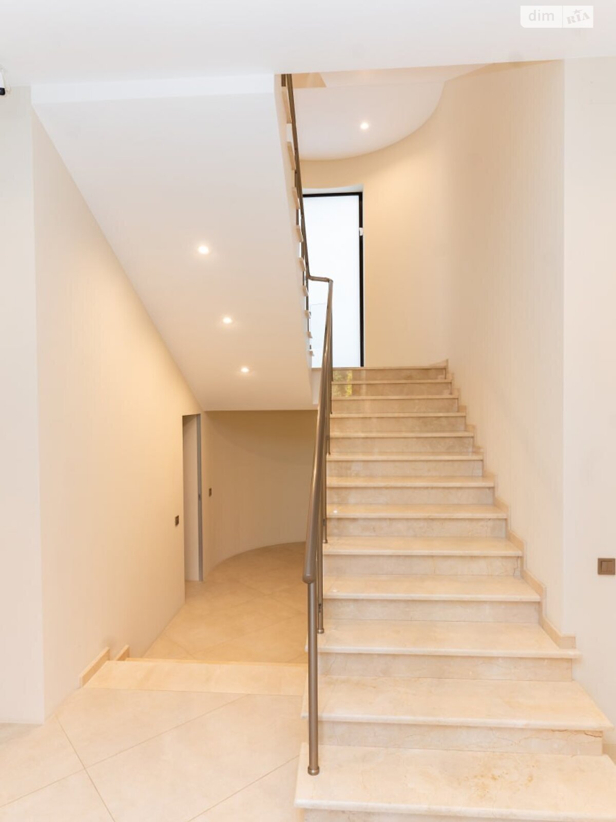 трехэтажный дом, 475.6 кв. м, кирпич. Сдается помесячно в Одессе, в районе Приморский фото 1 трехэтажный дом, 475.6 кв. м, кирпич. Сдается помесячно в Одессе, в районе Приморский фото 1