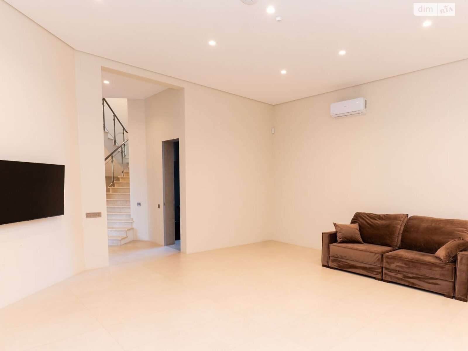 трехэтажный дом, 475.6 кв. м, кирпич. Сдается помесячно в Одессе, в районе Приморский фото 1 трехэтажный дом, 475.6 кв. м, кирпич. Сдается помесячно в Одессе, в районе Приморский фото 1