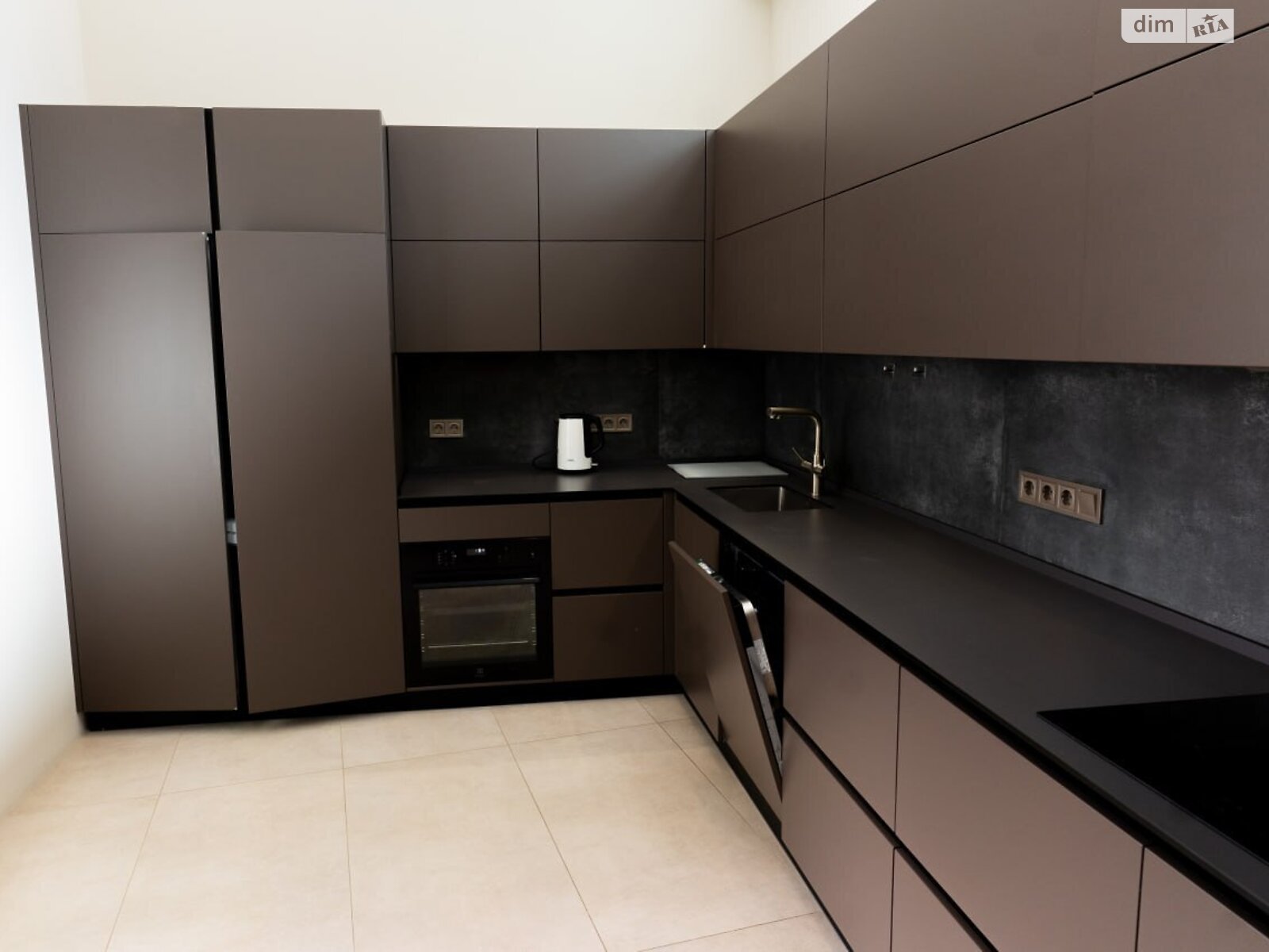 трехэтажный дом, 475.6 кв. м, кирпич. Сдается помесячно в Одессе, в районе Приморский фото 1 трехэтажный дом, 475.6 кв. м, кирпич. Сдается помесячно в Одессе, в районе Приморский фото 1