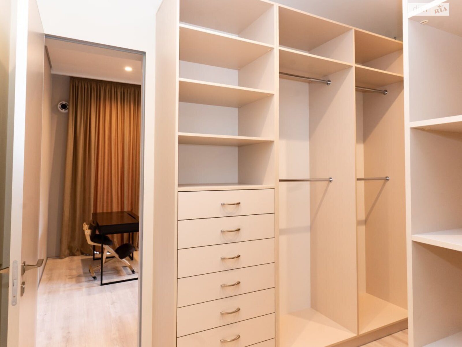 трехэтажный дом, 475.6 кв. м, кирпич. Сдается помесячно в Одессе, в районе Приморский фото 1 трехэтажный дом, 475.6 кв. м, кирпич. Сдается помесячно в Одессе, в районе Приморский фото 1