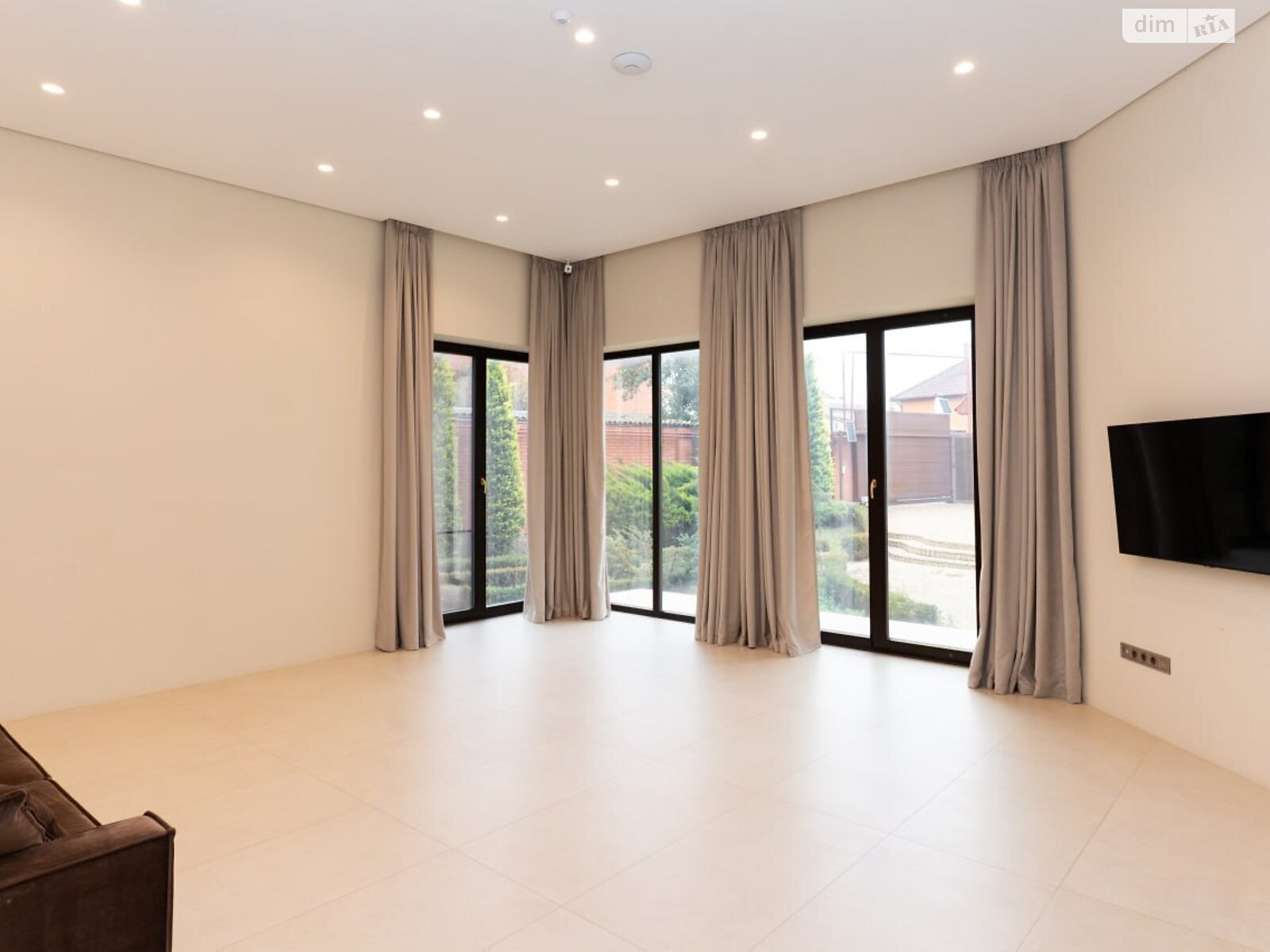 трехэтажный дом, 475.6 кв. м, кирпич. Сдается помесячно в Одессе, в районе Приморский фото 1 трехэтажный дом, 475.6 кв. м, кирпич. Сдается помесячно в Одессе, в районе Приморский фото 1