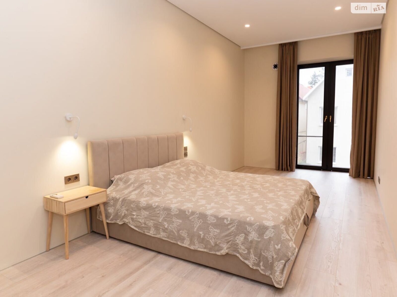 трехэтажный дом, 475.6 кв. м, кирпич. Сдается помесячно в Одессе, в районе Приморский фото 1 трехэтажный дом, 475.6 кв. м, кирпич. Сдается помесячно в Одессе, в районе Приморский фото 1