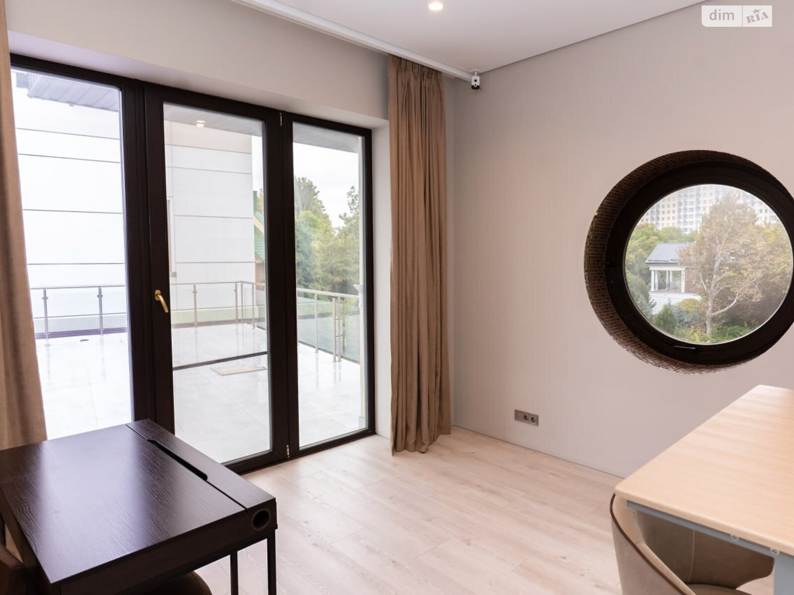 трехэтажный дом, 475.6 кв. м, кирпич. Сдается помесячно в Одессе, в районе Приморский фото 1 трехэтажный дом, 475.6 кв. м, кирпич. Сдается помесячно в Одессе, в районе Приморский фото 1