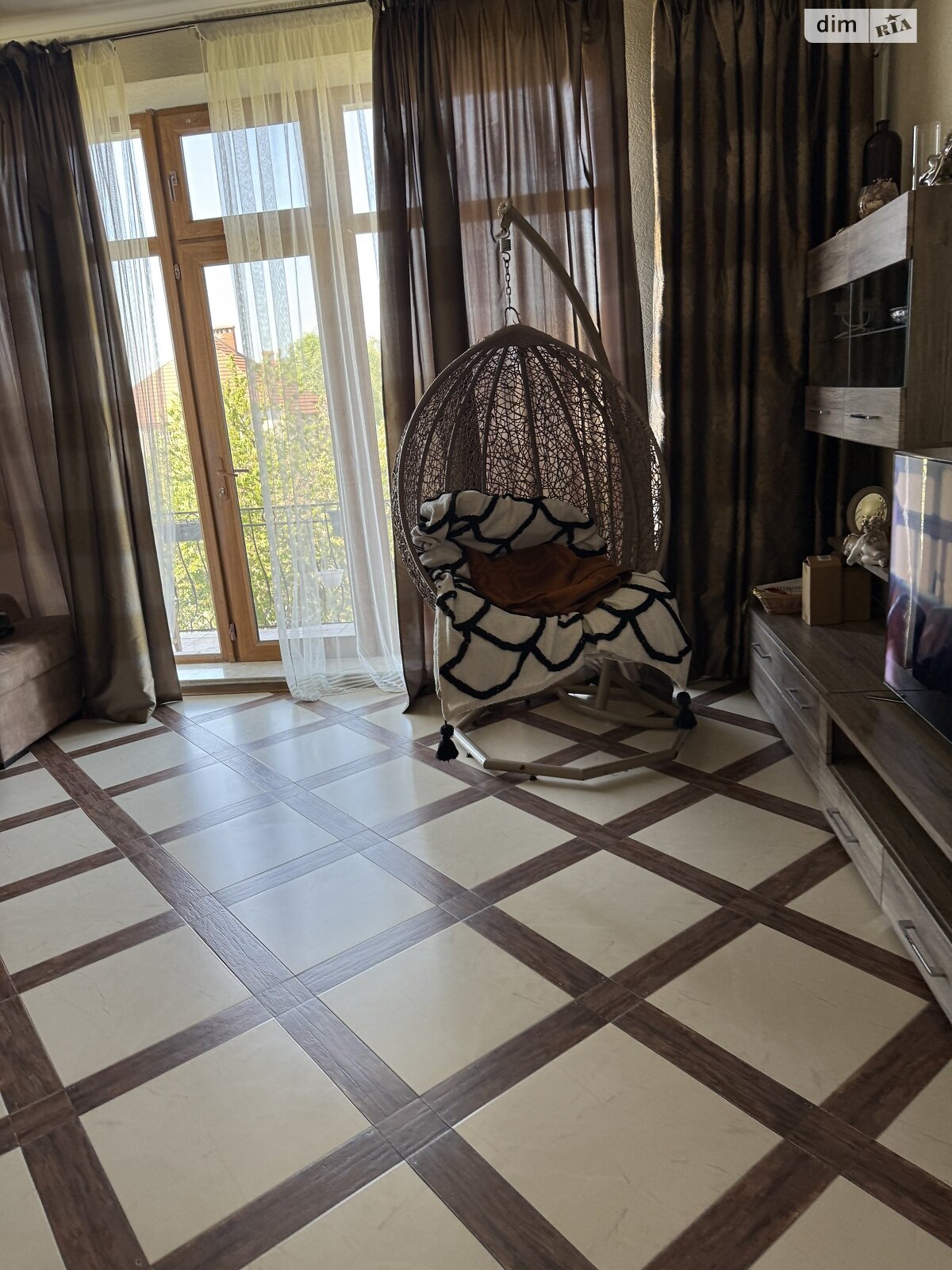 триповерховий будинок з балконом, 690 кв. м, цегла. Здається помісячно в Одесі, в районі Царське Село фото 1 трипроверховий будинок з балконом, 690 кв. м, цегла. Здається помісячно в Одесі, в районі Царське Село фото 1