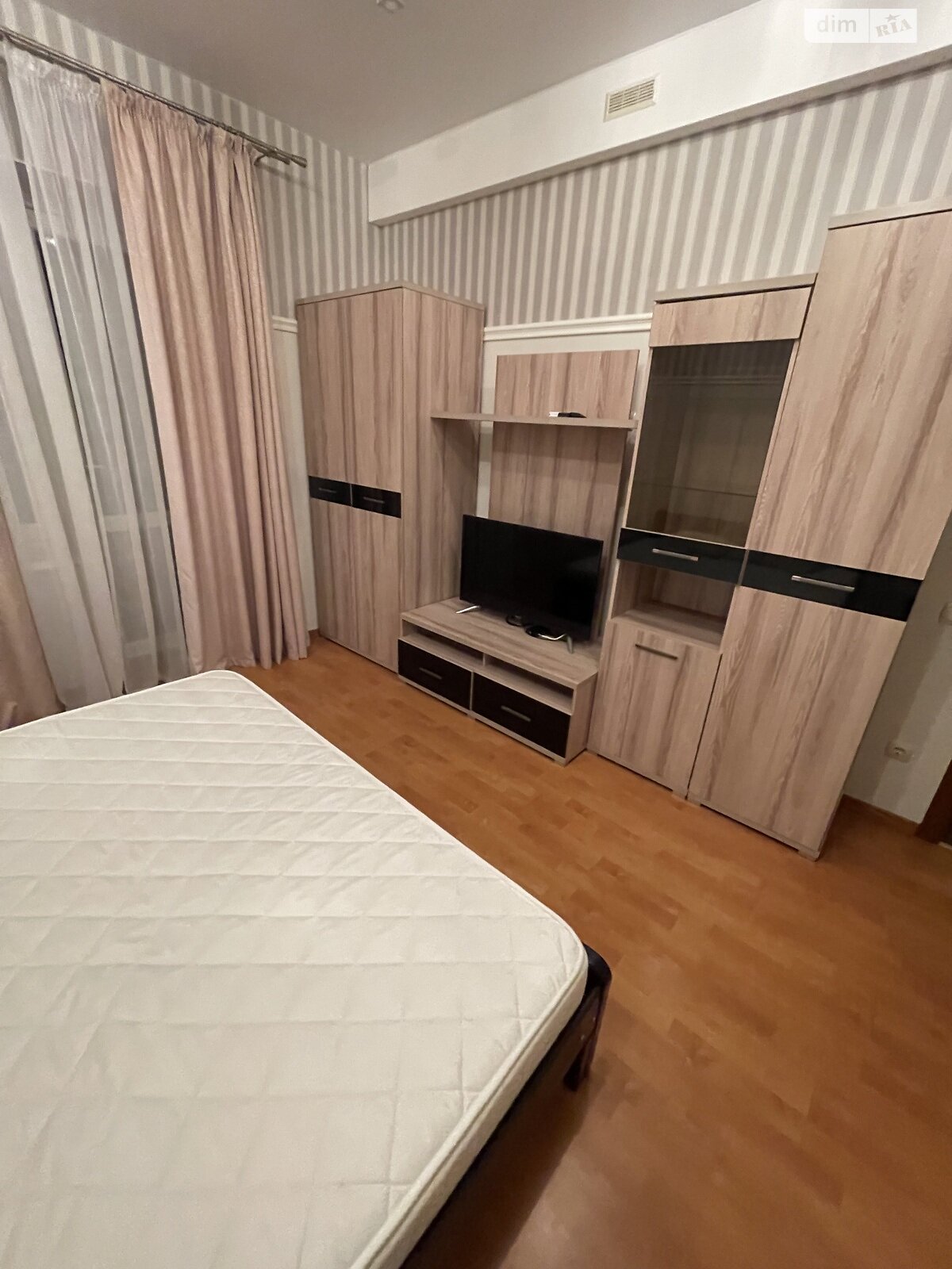 триповерховий будинок, 300 кв. м, цегла. Здається помісячно в Одесі фото 1 триповерховий будинок, 300 кв. м, цегла. Здається помісячно в Одесі фото 1