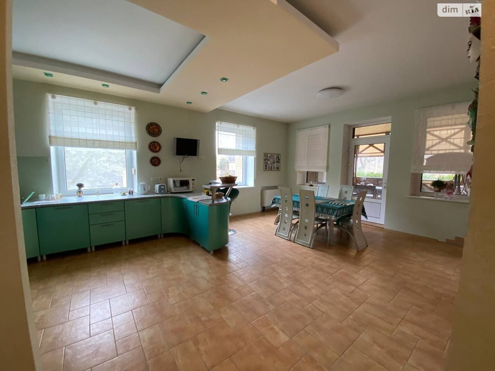 триповерховий будинок з верандою, 300 кв. м, цегла. Здається помісячно в Орлівщині фото 1 триповерховий будинок з верандою, 300 кв. м, цегла. Здається помісячно в Орлівщині фото 1