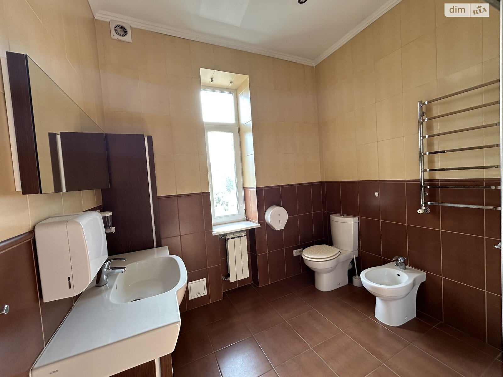 триповерховий будинок з гаражем, 300 кв. м, кирпич. Здається помісячно в Петропавлівській Борщагівці фото 1 триповерховий будинок з гаражем, 300 кв. м, кирпич. Здається помісячно в Петропавлівській Борщагівці фото 1