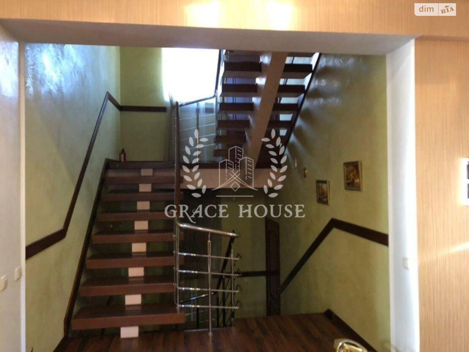 триповерховий будинок з гаражем, 450 кв. м, цегла. Здається помісячно в Підгірцях фото 1 триповерховий будинок з гаражем, 450 кв. м, цегла. Здається помісячно в Підгірцях фото 1