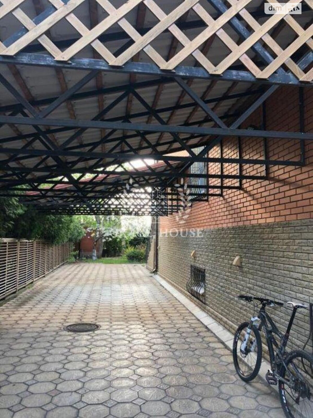 триповерховий будинок з гаражем, 450 кв. м, цегла. Здається помісячно в Підгірцях фото 1 триповерховий будинок з гаражем, 450 кв. м, цегла. Здається помісячно в Підгірцях фото 1