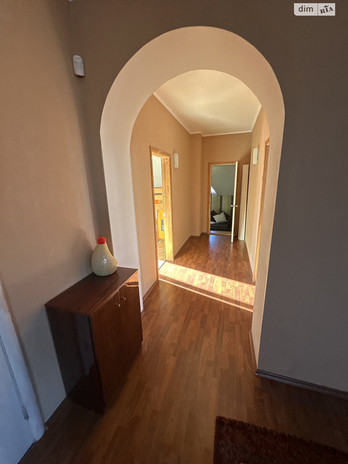 трехэтажный дом, 250 кв. м, кирпич. Сдается помесячно в Подгорцах фото 1 трехэтажный дом, 250 кв. м, кирпич. Сдается помесячно в Подгорцах фото 1