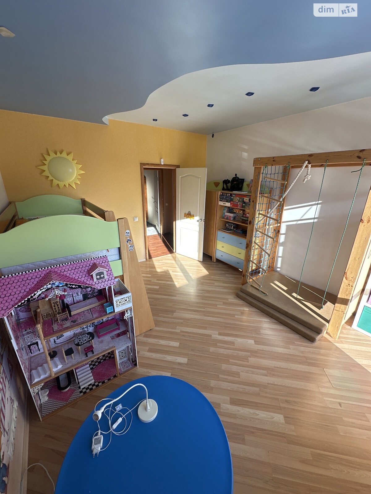 трехэтажный дом, 250 кв. м, кирпич. Сдается помесячно в Подгорцах фото 1 трехэтажный дом, 250 кв. м, кирпич. Сдается помесячно в Подгорцах фото 1