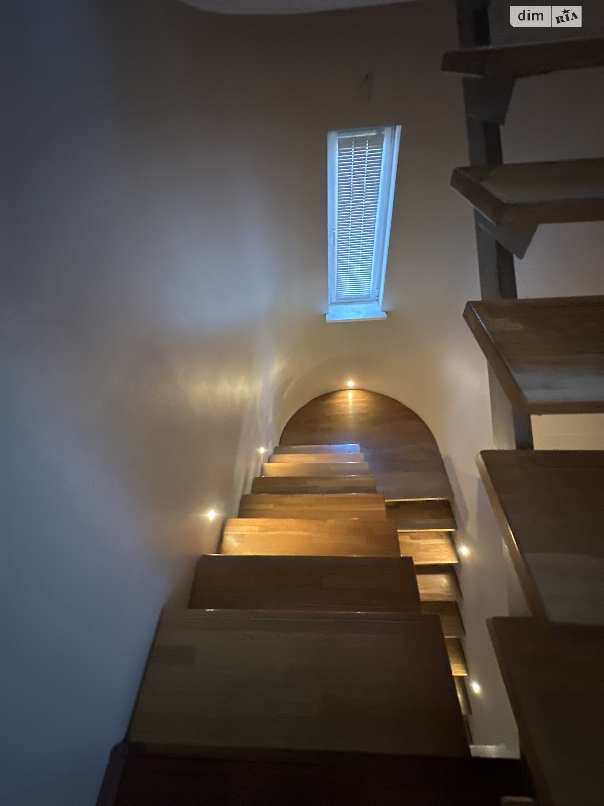 трехэтажный дом, 250 кв. м, кирпич. Сдается помесячно в Подгорцах фото 1 трехэтажный дом, 250 кв. м, кирпич. Сдается помесячно в Подгорцах фото 1