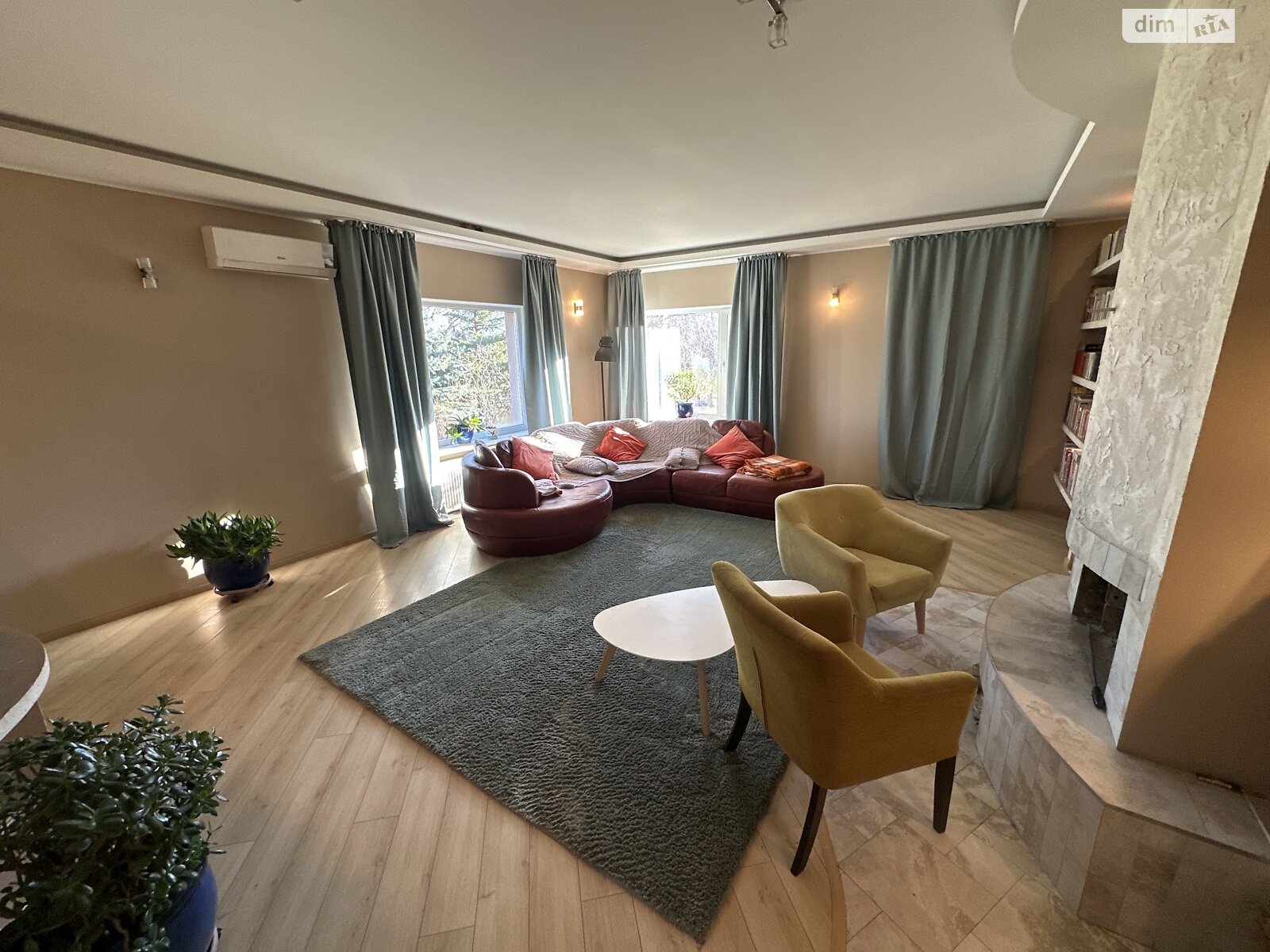 трехэтажный дом, 250 кв. м, кирпич. Сдается помесячно в Подгорцах фото 1 трехэтажный дом, 250 кв. м, кирпич. Сдается помесячно в Подгорцах фото 1