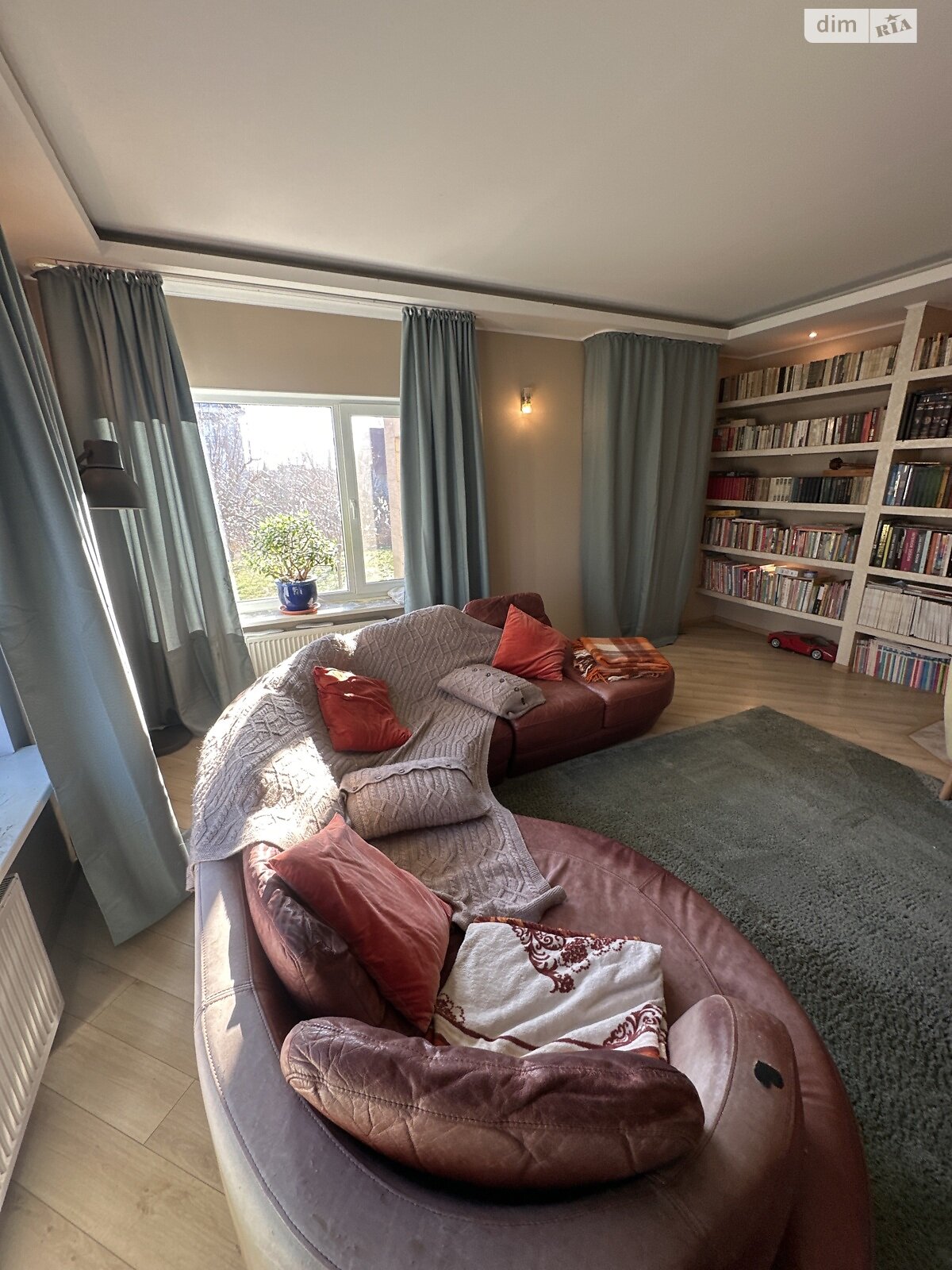 трехэтажный дом, 250 кв. м, кирпич. Сдается помесячно в Подгорцах фото 1 трехэтажный дом, 250 кв. м, кирпич. Сдается помесячно в Подгорцах фото 1