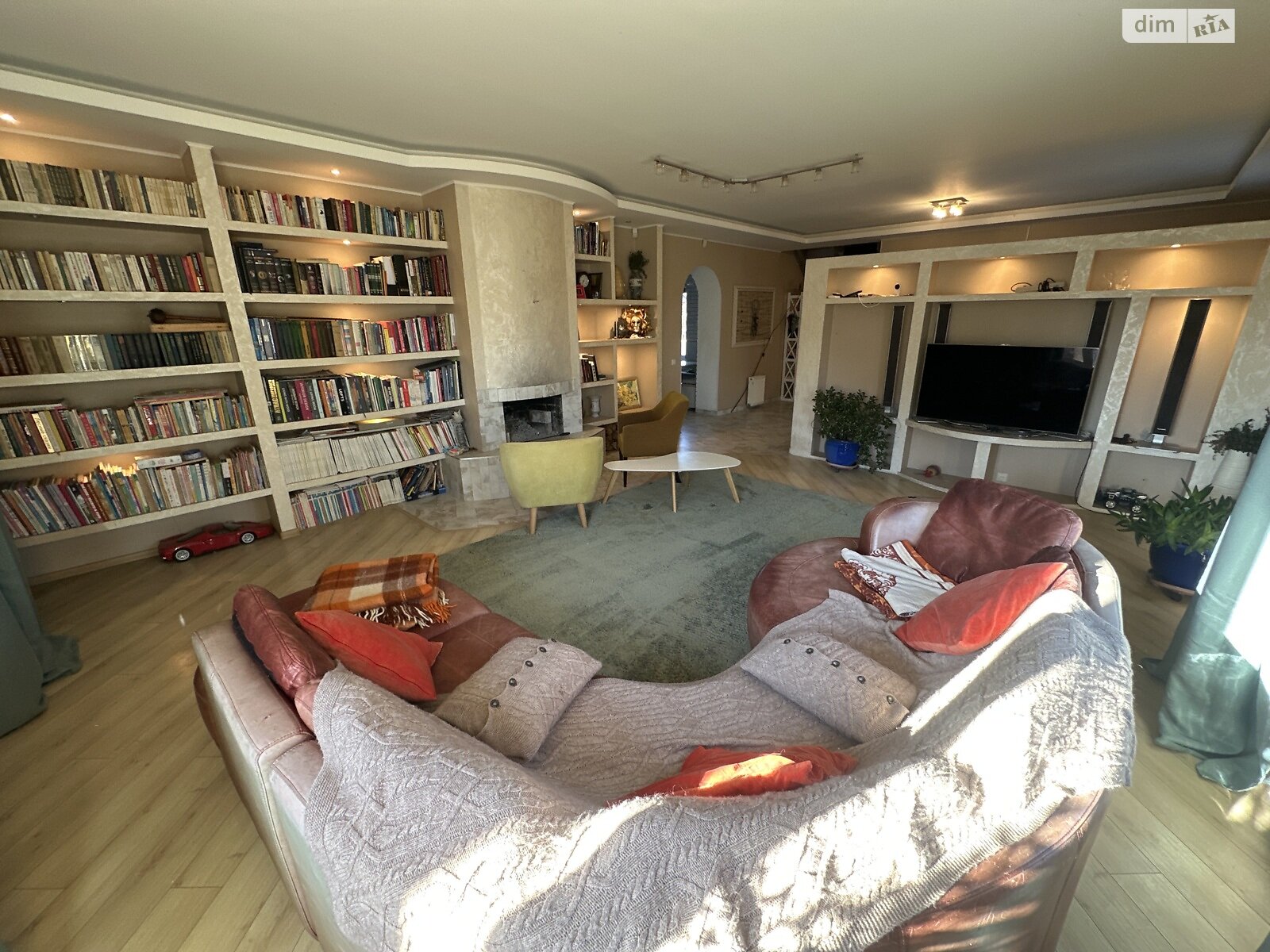 трехэтажный дом, 250 кв. м, кирпич. Сдается помесячно в Подгорцах фото 1 трехэтажный дом, 250 кв. м, кирпич. Сдается помесячно в Подгорцах фото 1