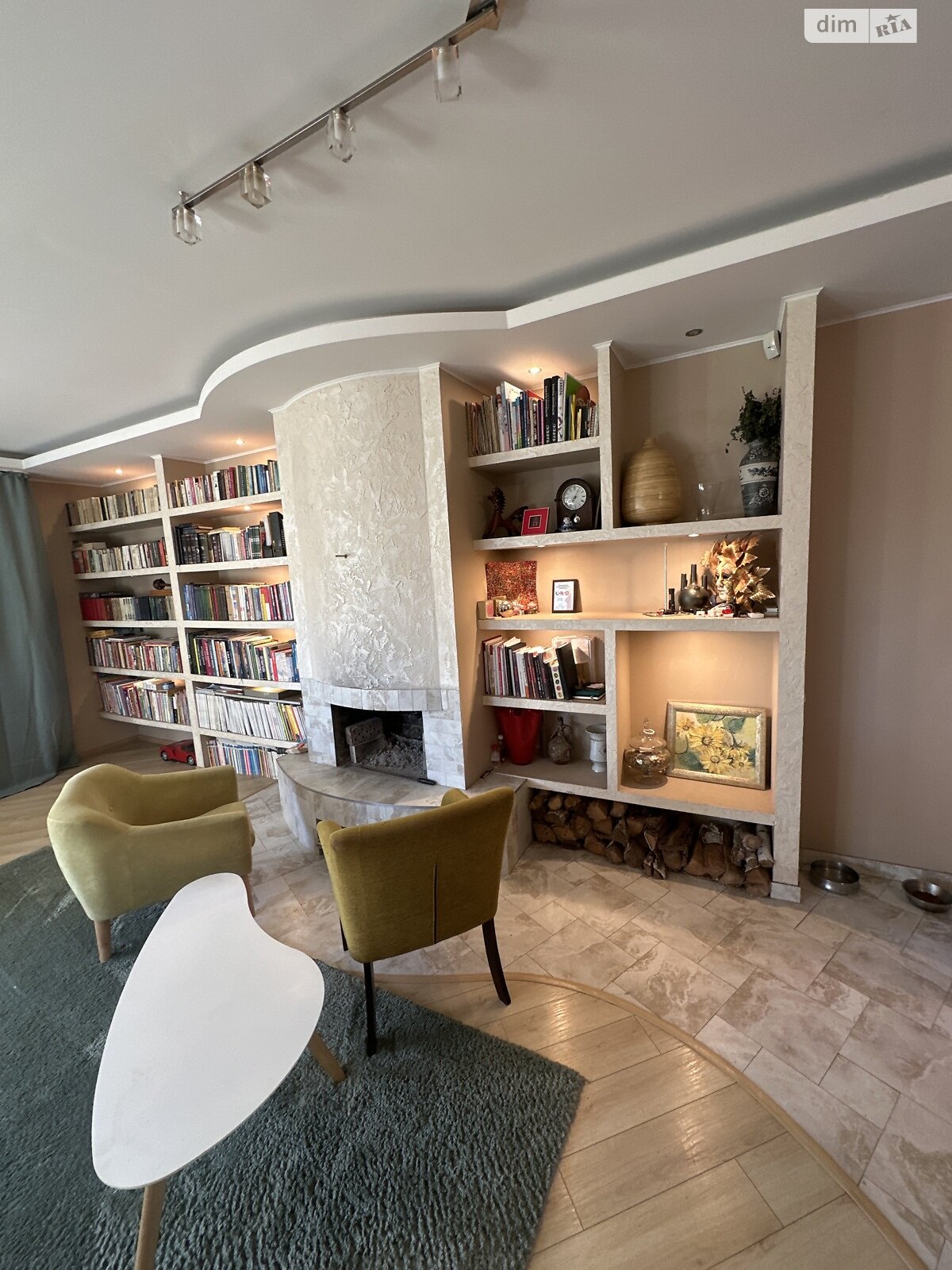 трехэтажный дом, 250 кв. м, кирпич. Сдается помесячно в Подгорцах фото 1 трехэтажный дом, 250 кв. м, кирпич. Сдается помесячно в Подгорцах фото 1