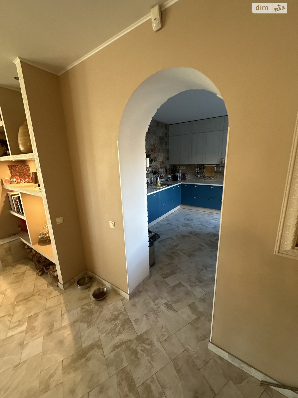 трехэтажный дом, 250 кв. м, кирпич. Сдается помесячно в Подгорцах фото 1 трехэтажный дом, 250 кв. м, кирпич. Сдается помесячно в Подгорцах фото 1