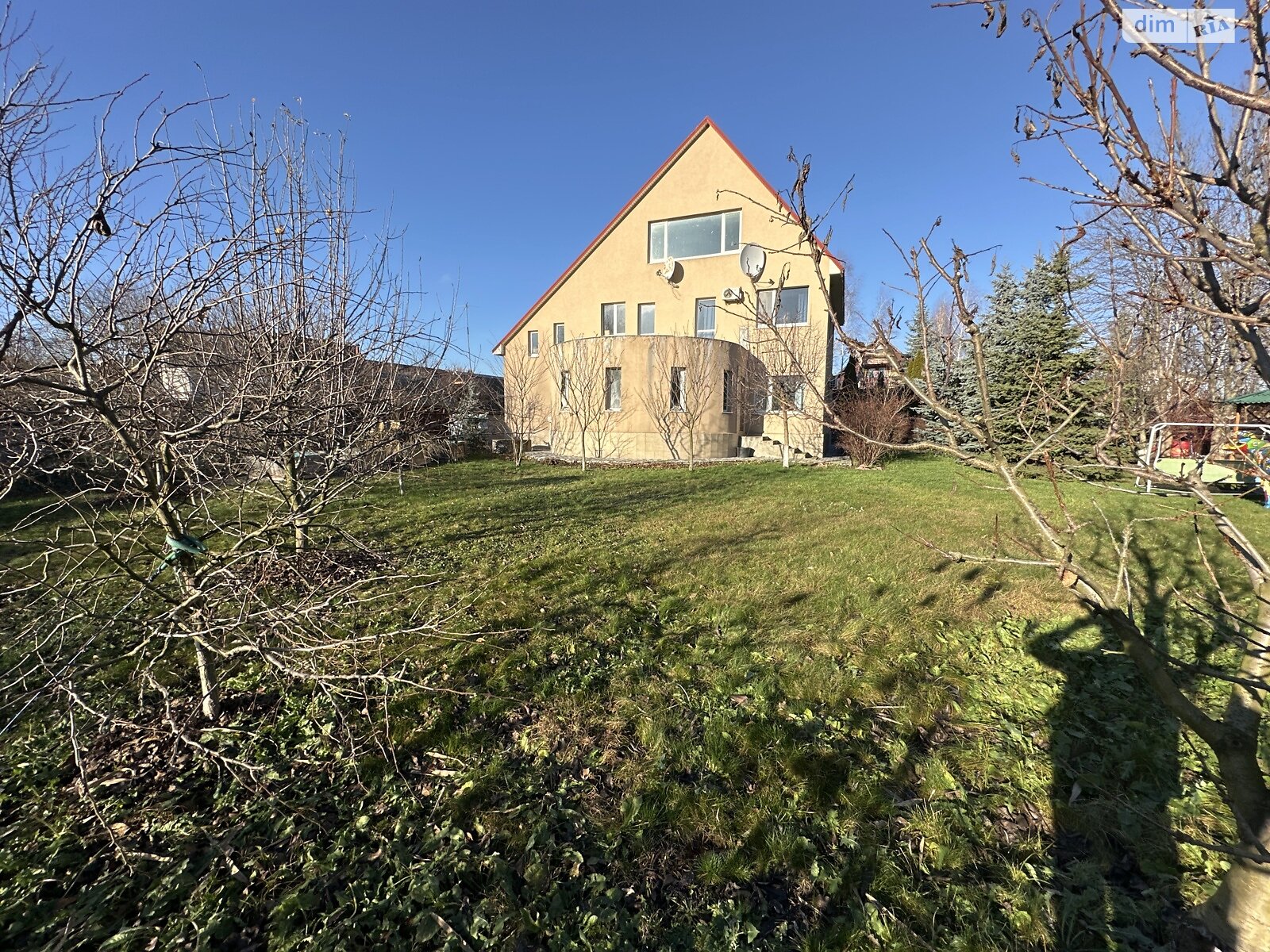 трехэтажный дом, 250 кв. м, кирпич. Сдается помесячно в Подгорцах фото 1 трехэтажный дом, 250 кв. м, кирпич. Сдается помесячно в Подгорцах фото 1