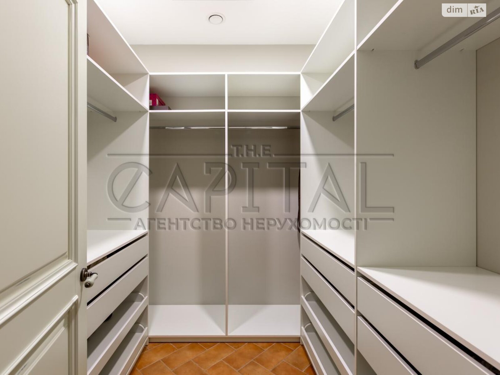 двухэтажный дом с верандой, 440 кв. м, кирпич. Сдается помесячно в Романкове фото 1 двухэтажный дом с верандой, 440 кв. м, кирпич. Сдается помесячно в Романкове фото 1