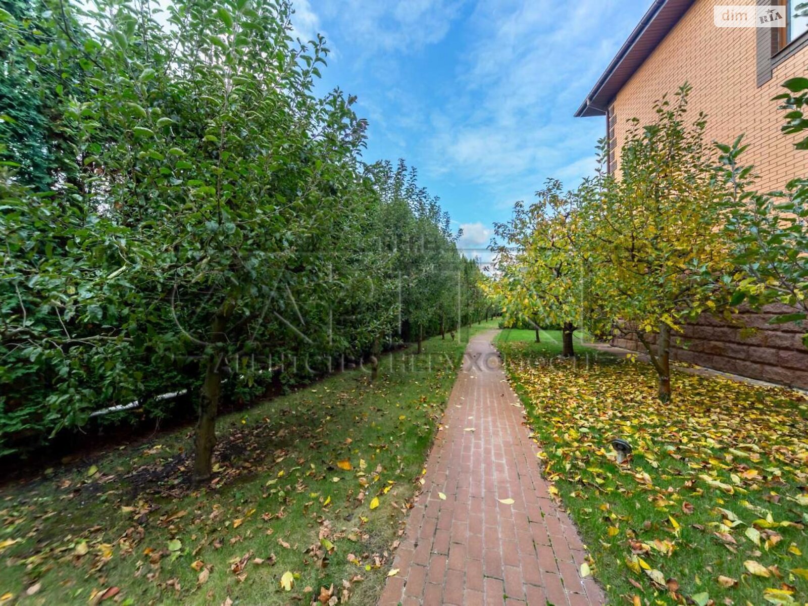 двоповерховий будинок з гаражем, 280 кв. м, кирпич. Здається помісячно в Романкові фото 1