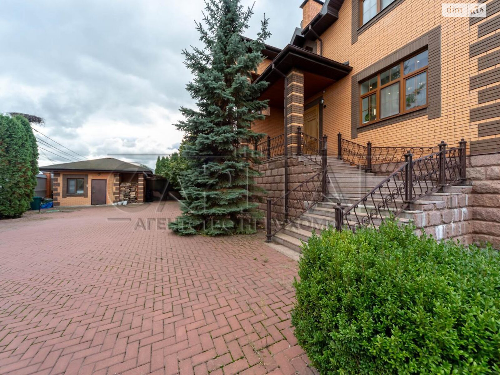 двоповерховий будинок з гаражем, 280 кв. м, кирпич. Здається помісячно в Романкові фото 1