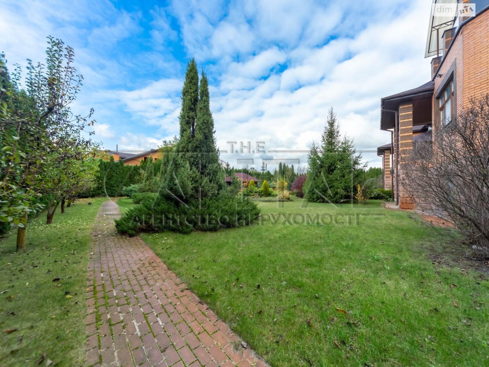 двоповерховий будинок з гаражем, 280 кв. м, кирпич. Здається помісячно в Романкові фото 1