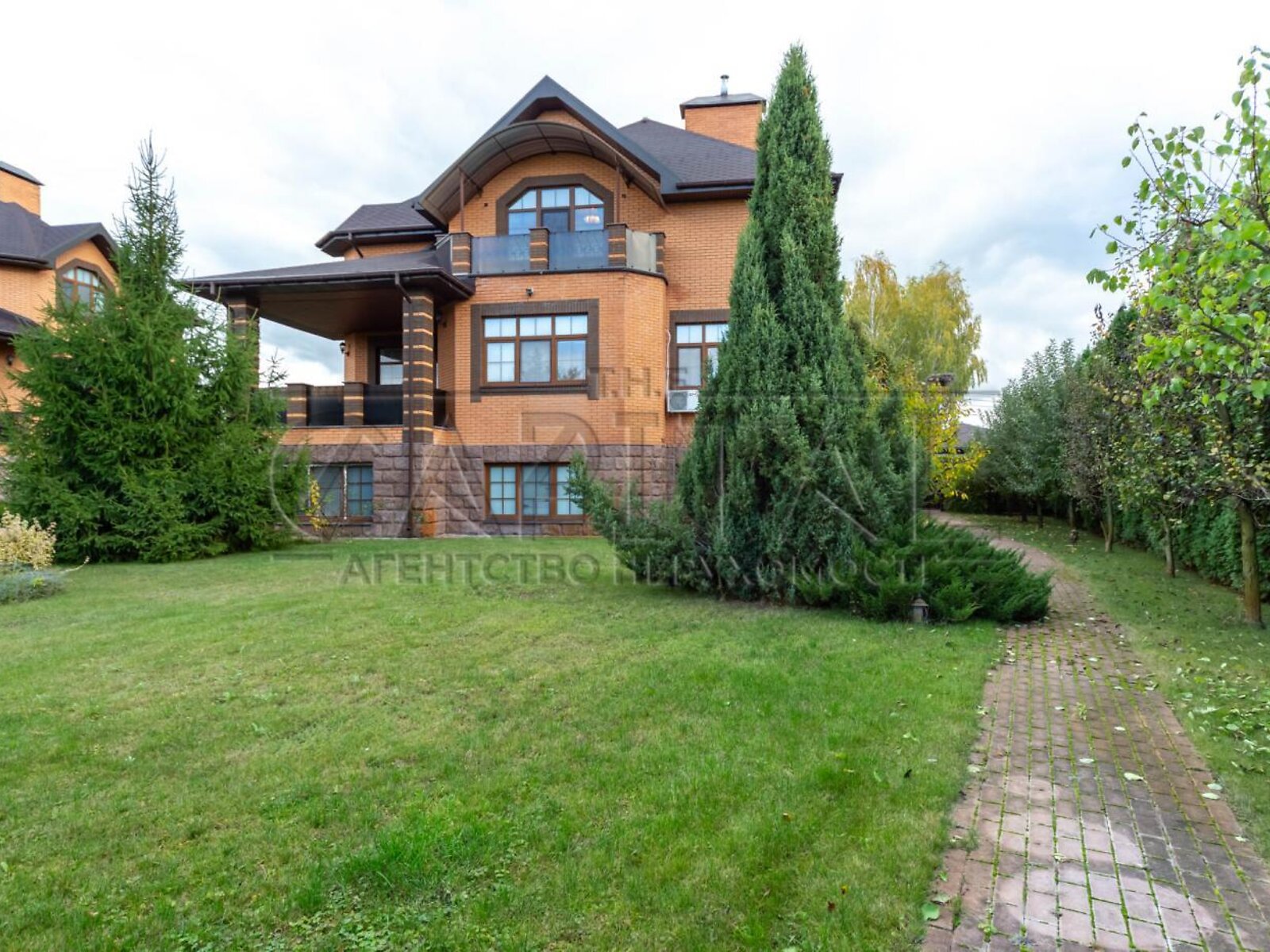 двоповерховий будинок з гаражем, 280 кв. м, кирпич. Здається помісячно в Романкові фото 1