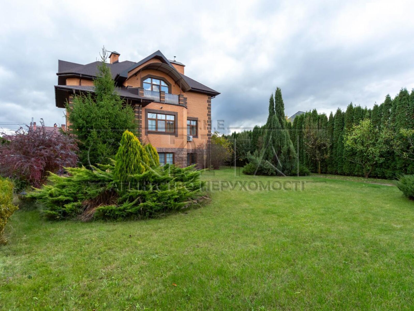 двоповерховий будинок з гаражем, 280 кв. м, кирпич. Здається помісячно в Романкові фото 1