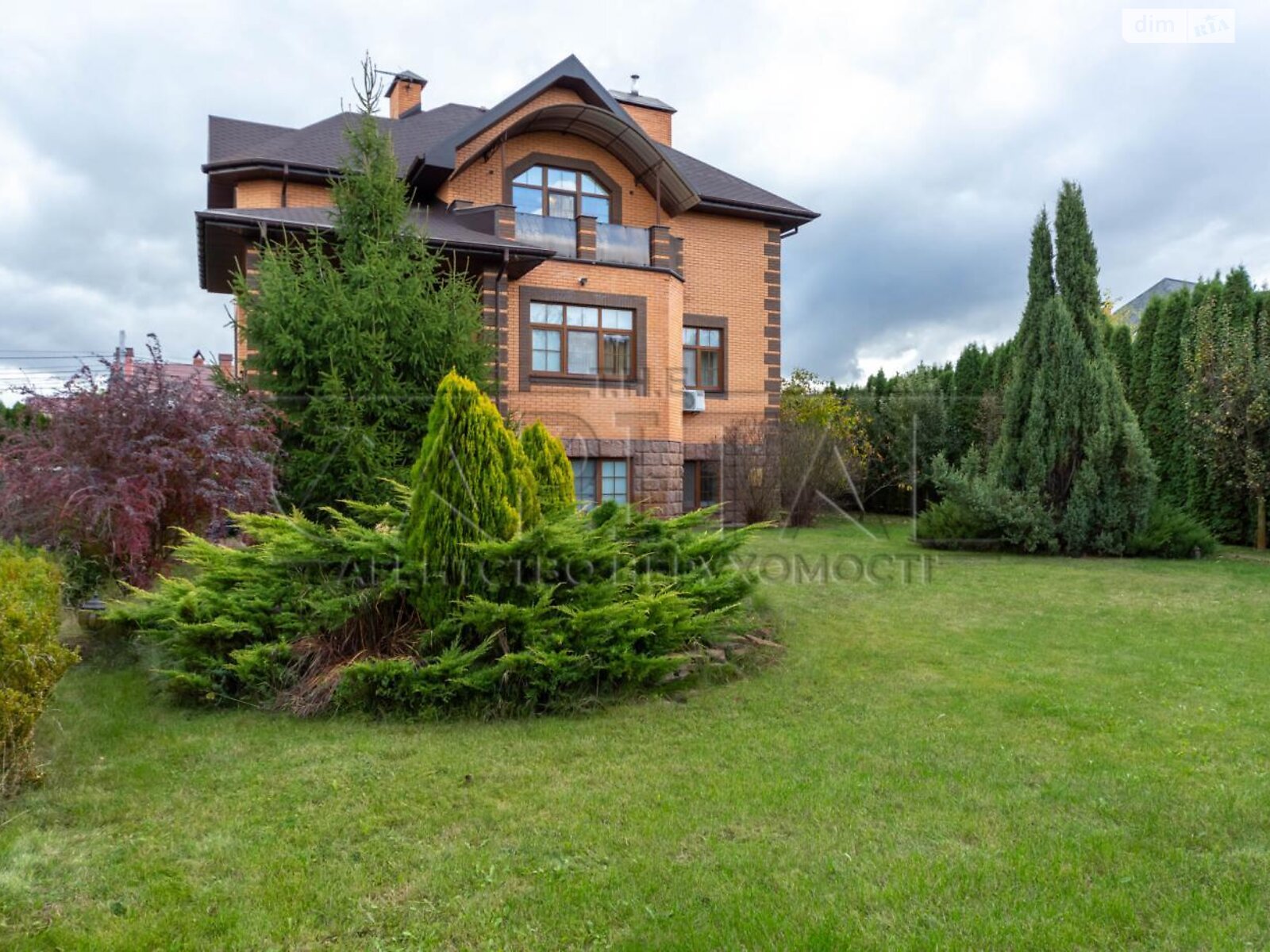 двоповерховий будинок з гаражем, 280 кв. м, кирпич. Здається помісячно в Романкові фото 1