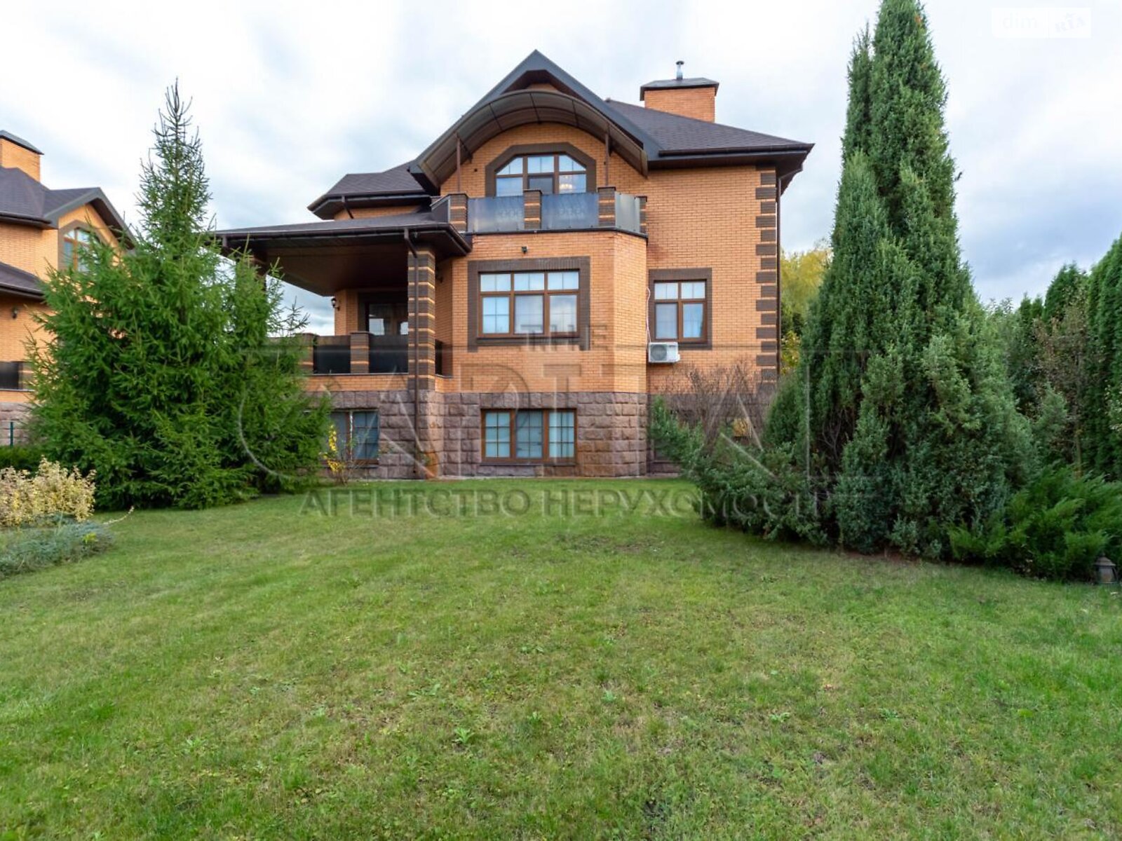 двоповерховий будинок з гаражем, 280 кв. м, кирпич. Здається помісячно в Романкові фото 1