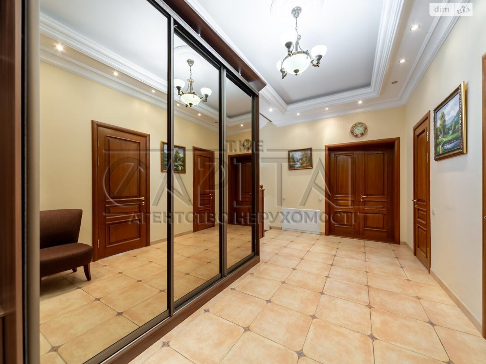 двоповерховий будинок з гаражем, 280 кв. м, кирпич. Здається помісячно в Романкові фото 1