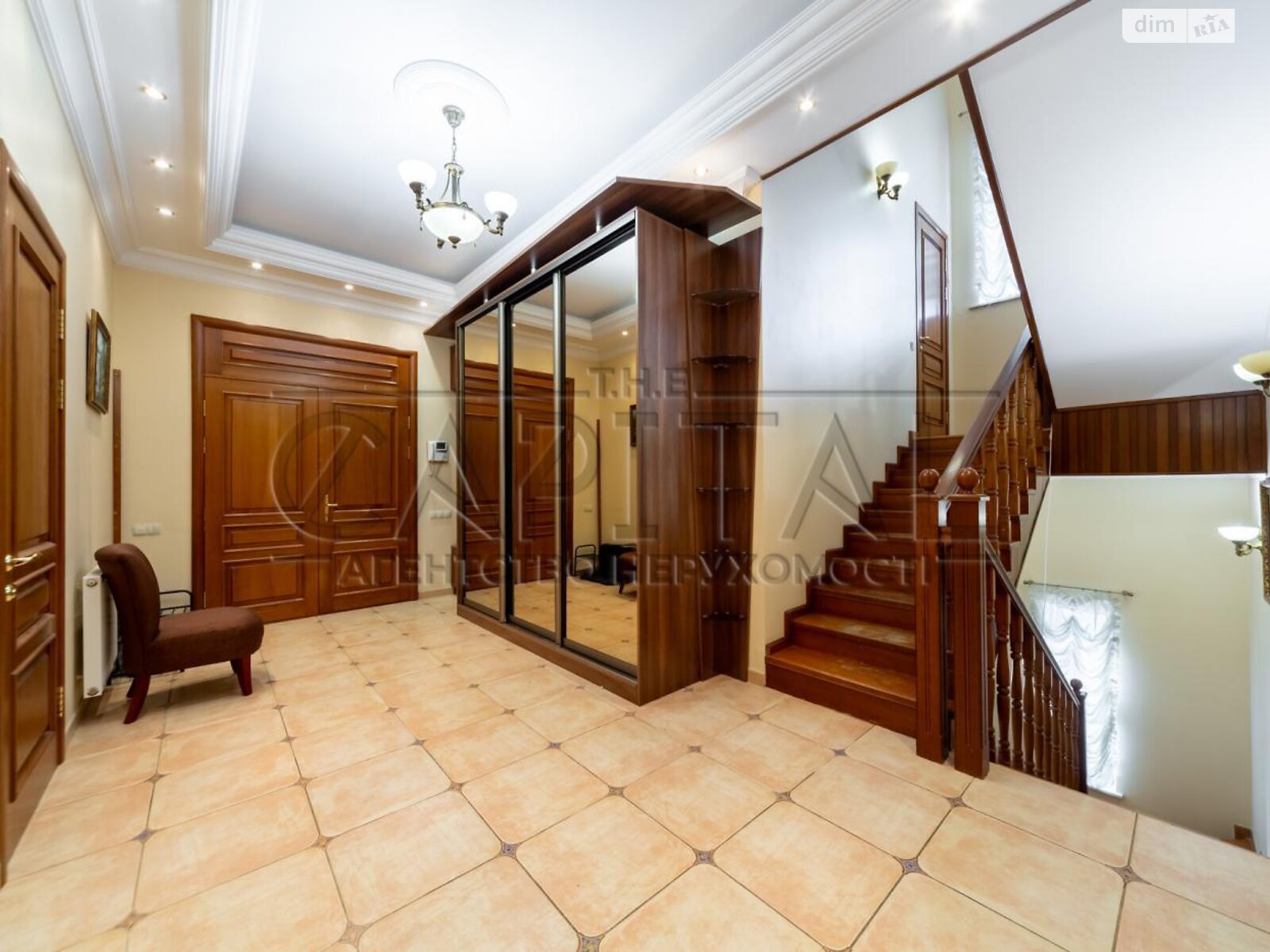 двоповерховий будинок з гаражем, 280 кв. м, кирпич. Здається помісячно в Романкові фото 1