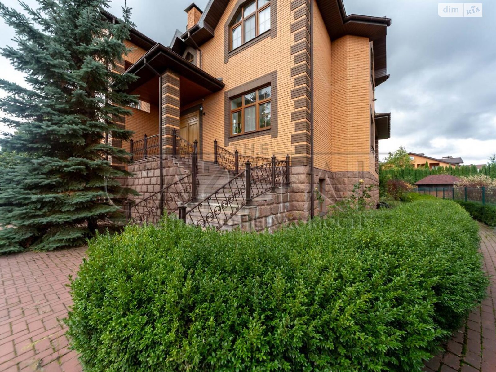 двоповерховий будинок з гаражем, 280 кв. м, кирпич. Здається помісячно в Романкові фото 1