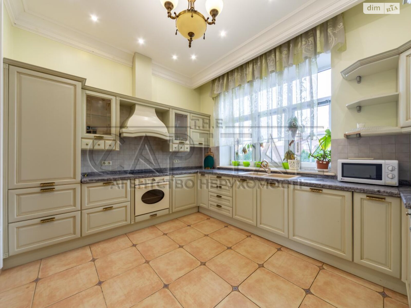 двоповерховий будинок з гаражем, 280 кв. м, кирпич. Здається помісячно в Романкові фото 1