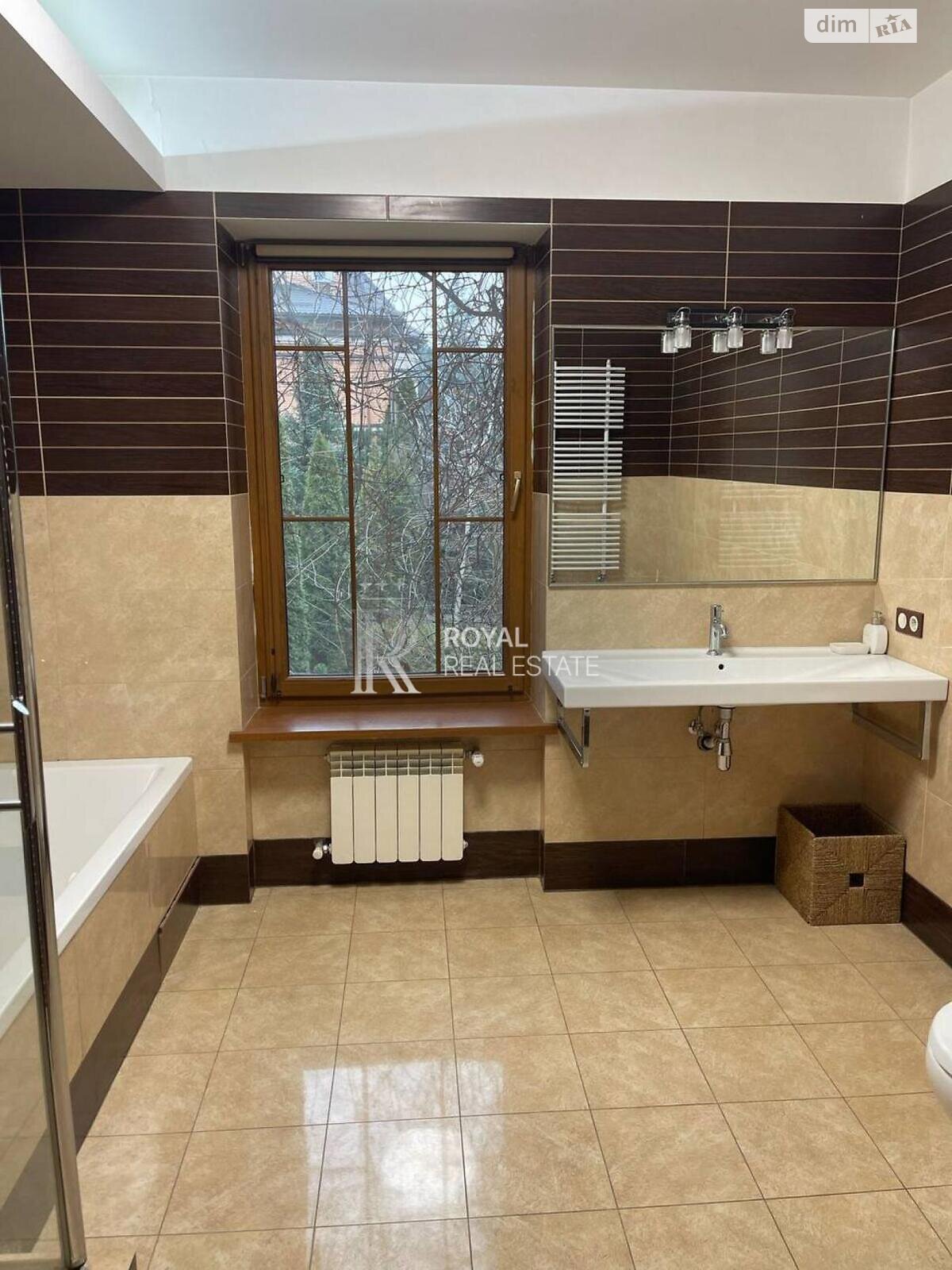 триповерховий будинок з верандою, 598.7 кв. м, цегла. Здається помісячно в Шпитьках фото 1 триповерховий будинок з верандою, 598.7 кв. м, цегла. Здається помісячно в Шпитьках фото 1
