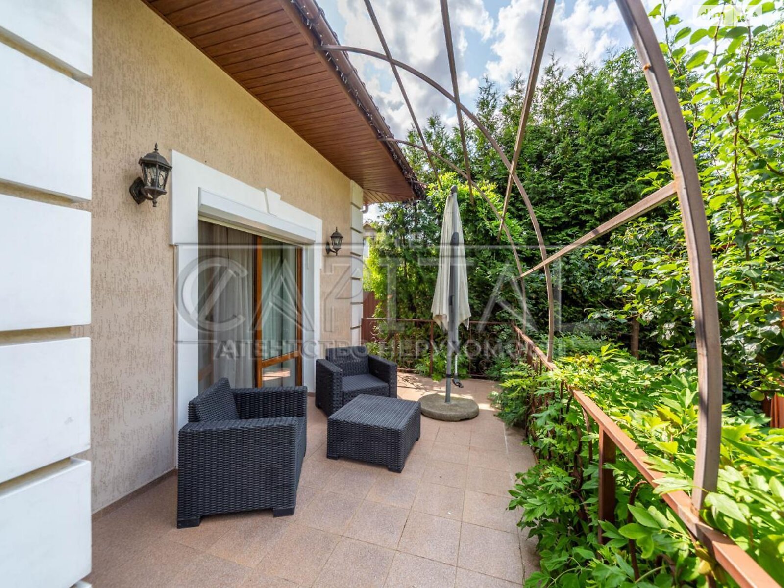 двухэтажный дом, 450 кв. м, кирпич. Сдается помесячно в Старых Петровцах фото 1