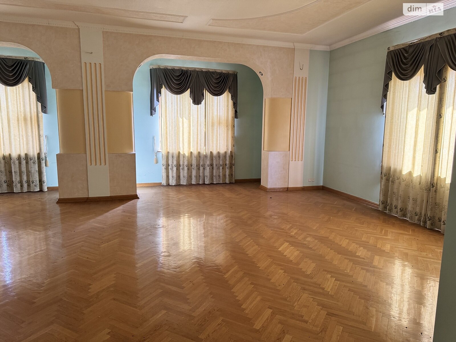 триповерховий будинок бесідка, 495.2 кв. м, цегла. Здається помісячно в Стоянці фото 1 триповерховий будинок бесідка, 495.2 кв. м, цегла. Здається помісячно в Стоянці фото 1