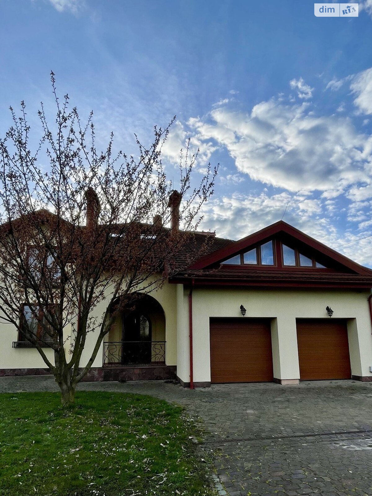 двухэтажный дом с верандой, 471.8 кв. м, кирпич. Сдается помесячно в Суховоле фото 1 двухэтажный дом с верандой, 471.8 кв. м, кирпич. Сдается помесячно в Суховоле фото 1