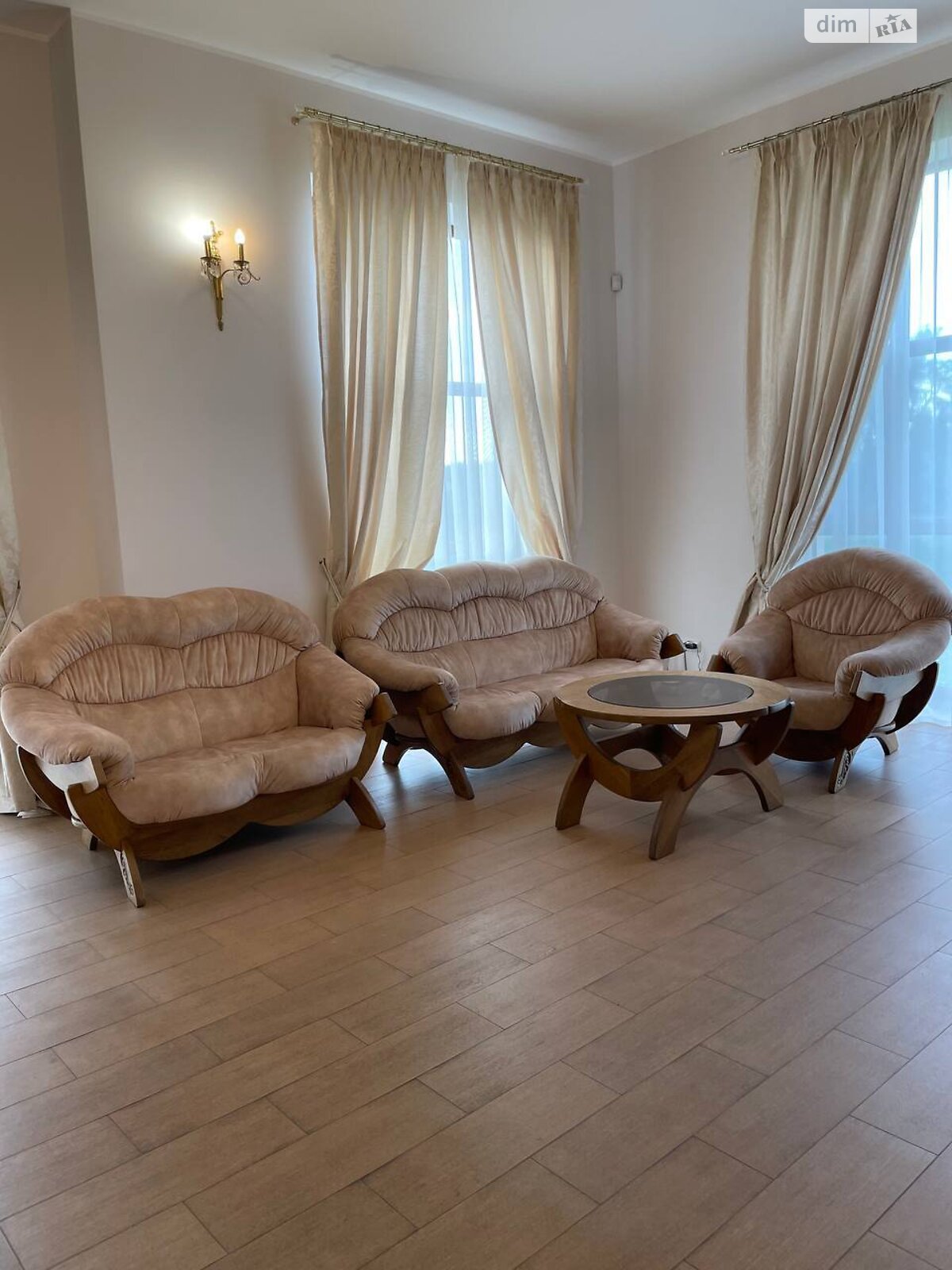 двухэтажный дом с верандой, 471.8 кв. м, кирпич. Сдается помесячно в Суховоле фото 1 двухэтажный дом с верандой, 471.8 кв. м, кирпич. Сдается помесячно в Суховоле фото 1