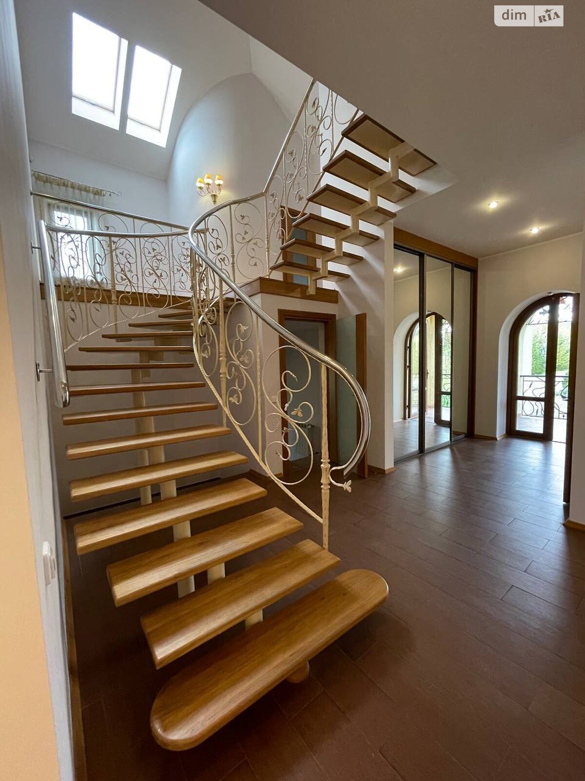 двухэтажный дом с верандой, 471.8 кв. м, кирпич. Сдается помесячно в Суховоле фото 1 двухэтажный дом с верандой, 471.8 кв. м, кирпич. Сдается помесячно в Суховоле фото 1