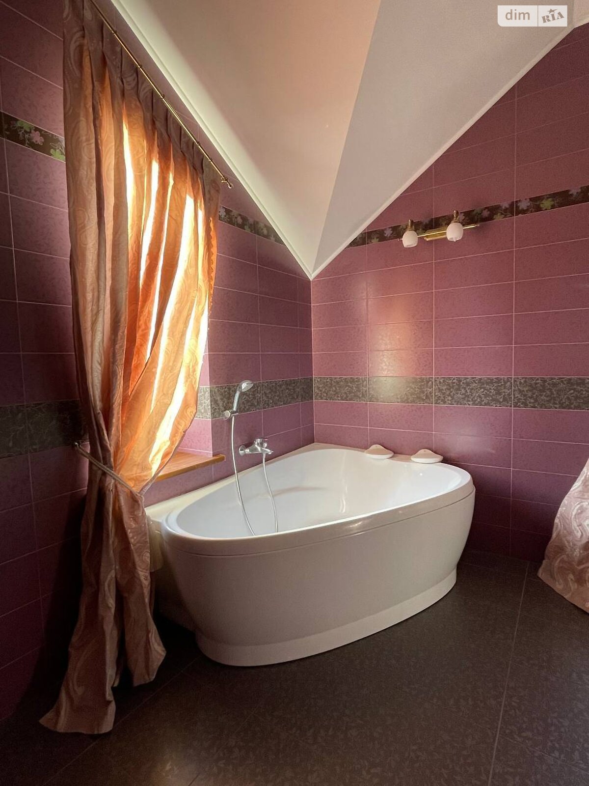 двухэтажный дом с верандой, 471.8 кв. м, кирпич. Сдается помесячно в Суховоле фото 1 двухэтажный дом с верандой, 471.8 кв. м, кирпич. Сдается помесячно в Суховоле фото 1