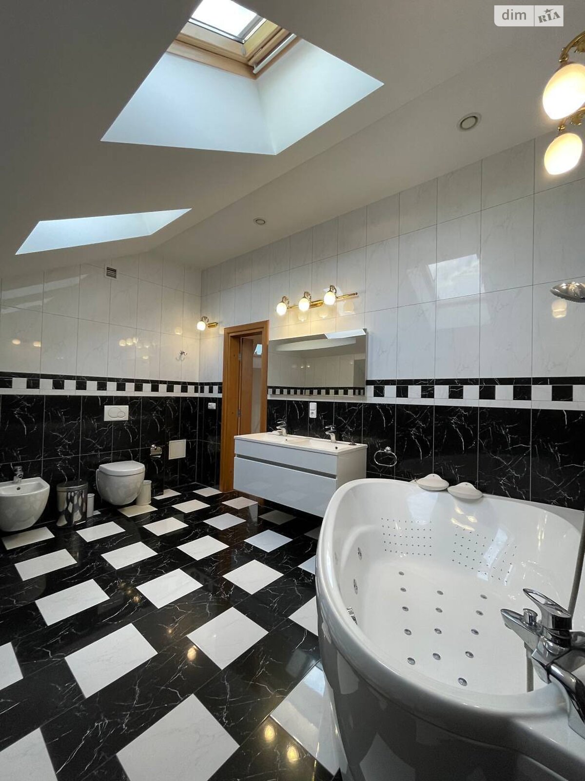 двухэтажный дом с верандой, 471.8 кв. м, кирпич. Сдается помесячно в Суховоле фото 1 двухэтажный дом с верандой, 471.8 кв. м, кирпич. Сдается помесячно в Суховоле фото 1