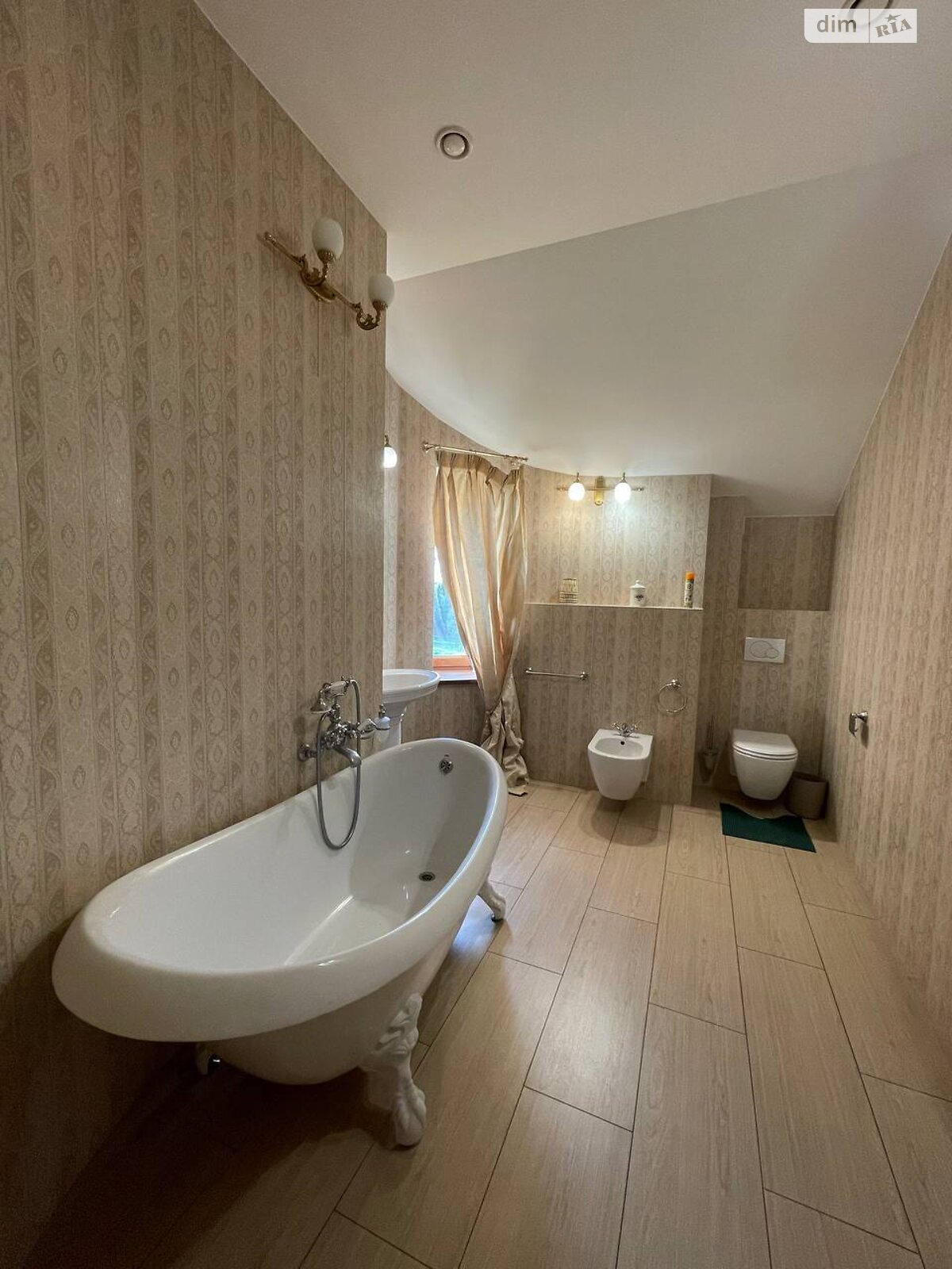 двухэтажный дом с верандой, 471.8 кв. м, кирпич. Сдается помесячно в Суховоле фото 1 двухэтажный дом с верандой, 471.8 кв. м, кирпич. Сдается помесячно в Суховоле фото 1