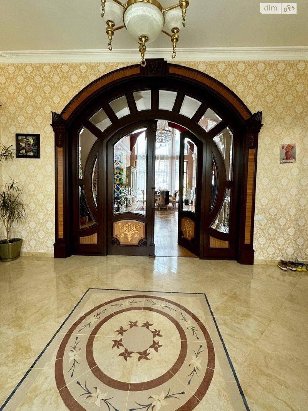 двоповерховий будинок з верандою, 460 кв. м, цегла. Здається помісячно в Ужгороді, в районі Кальварія фото 1 двопроверховий будинок з верандою, 460 кв. м, цегла. Здається помісячно в Ужгороді, в районі Кальварія фото 1