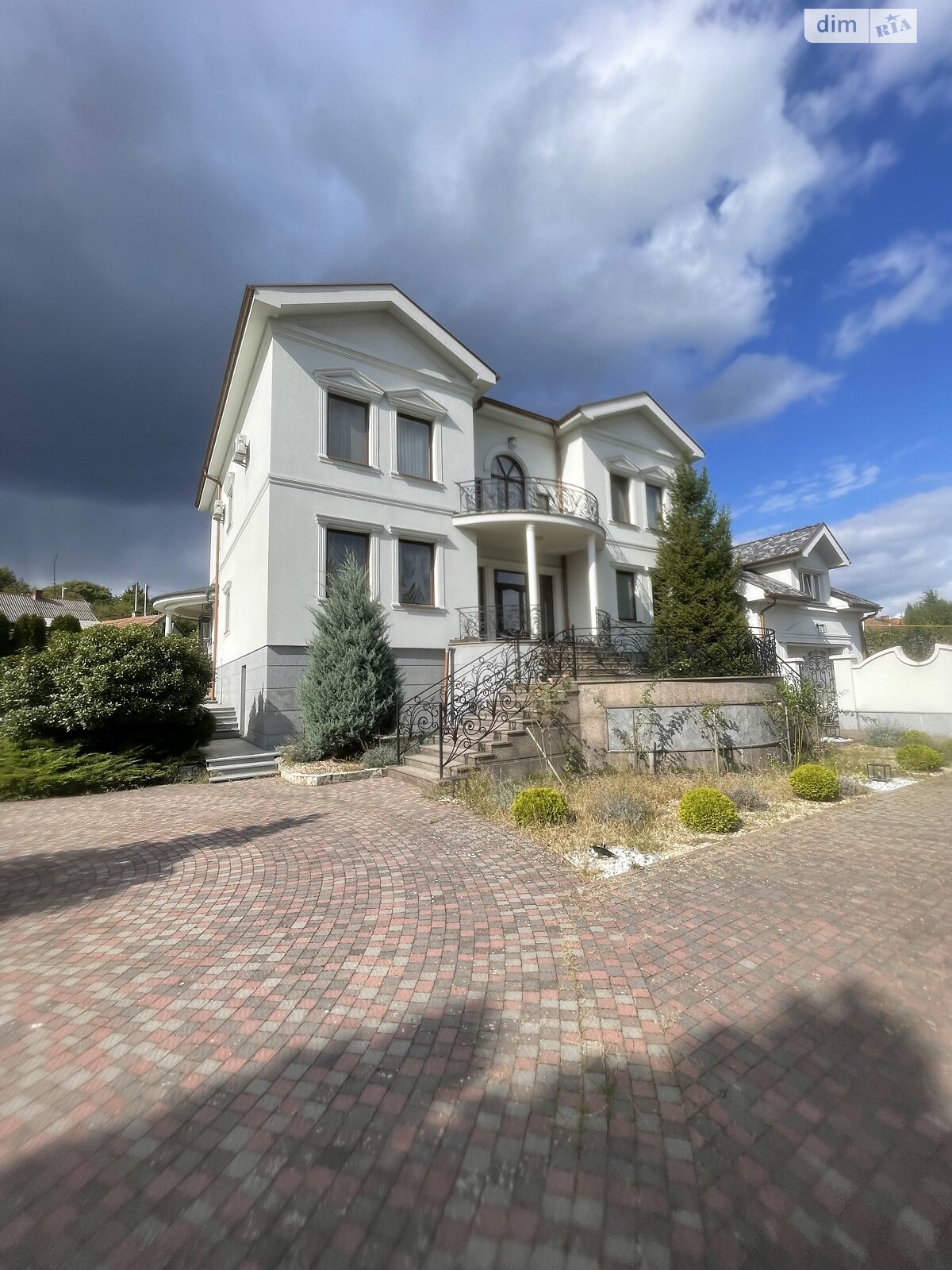 двоповерховий будинок з верандою, 460 кв. м, цегла. Здається помісячно в Ужгороді, в районі Кальварія фото 1 двопроверховий будинок з верандою, 460 кв. м, цегла. Здається помісячно в Ужгороді, в районі Кальварія фото 1