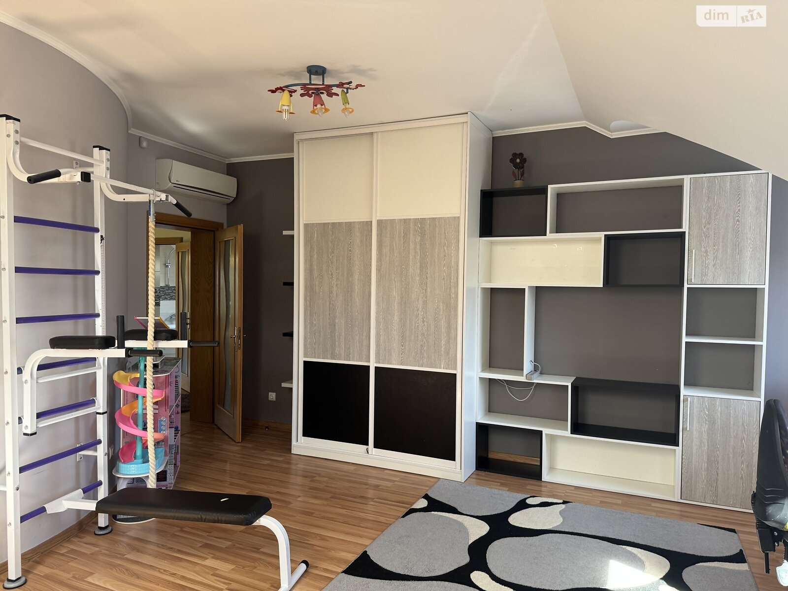 двухэтажный дом, 200 кв. м, кирпич. Сдается помесячно в Ужгороде, в районе Новый фото 1 двухэтажный дом, 200 кв. м, кирпич. Сдается помесячно в Ужгороде, в районе Новый фото 1