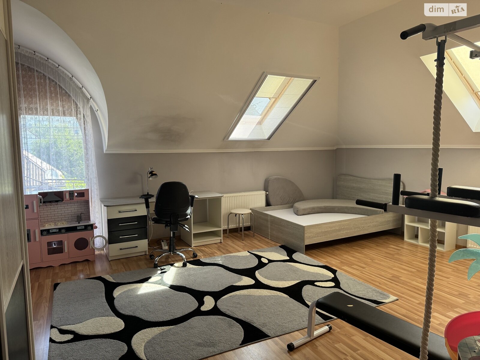 двухэтажный дом, 200 кв. м, кирпич. Сдается помесячно в Ужгороде, в районе Новый фото 1 двухэтажный дом, 200 кв. м, кирпич. Сдается помесячно в Ужгороде, в районе Новый фото 1