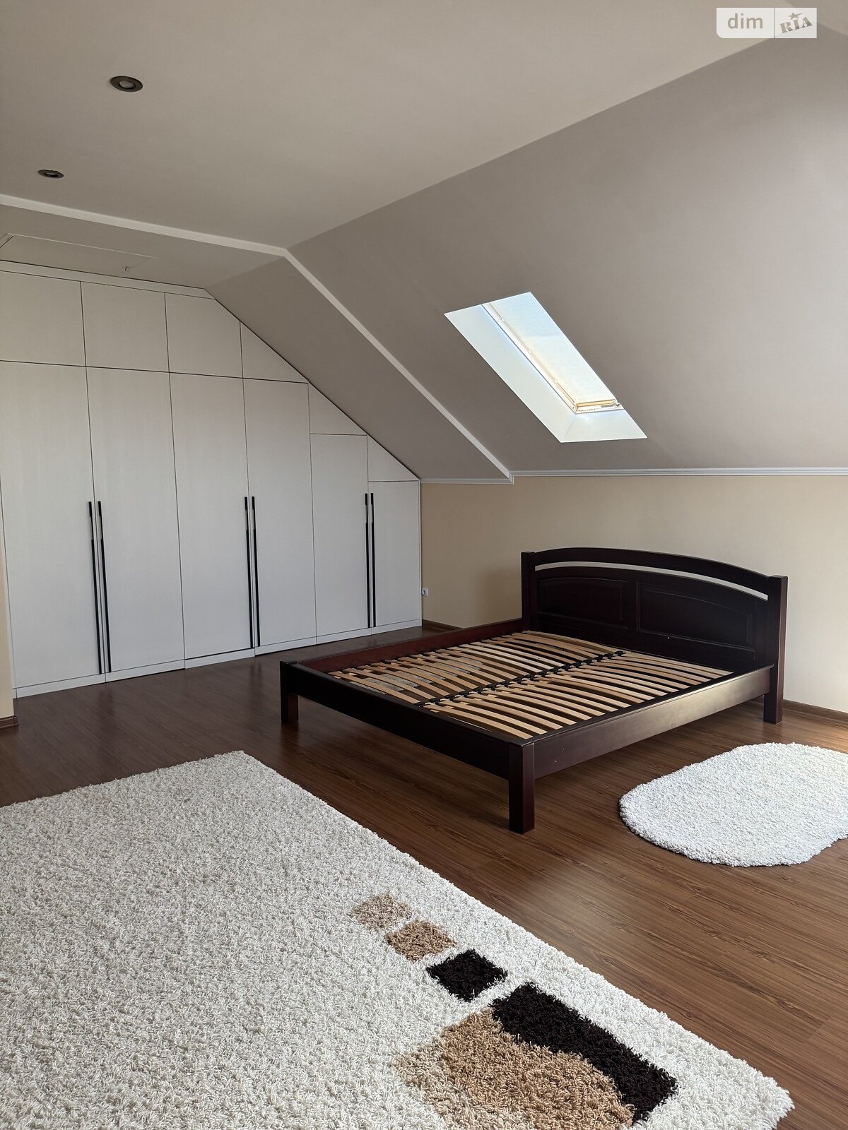 двухэтажный дом, 200 кв. м, кирпич. Сдается помесячно в Ужгороде, в районе Новый фото 1 двухэтажный дом, 200 кв. м, кирпич. Сдается помесячно в Ужгороде, в районе Новый фото 1