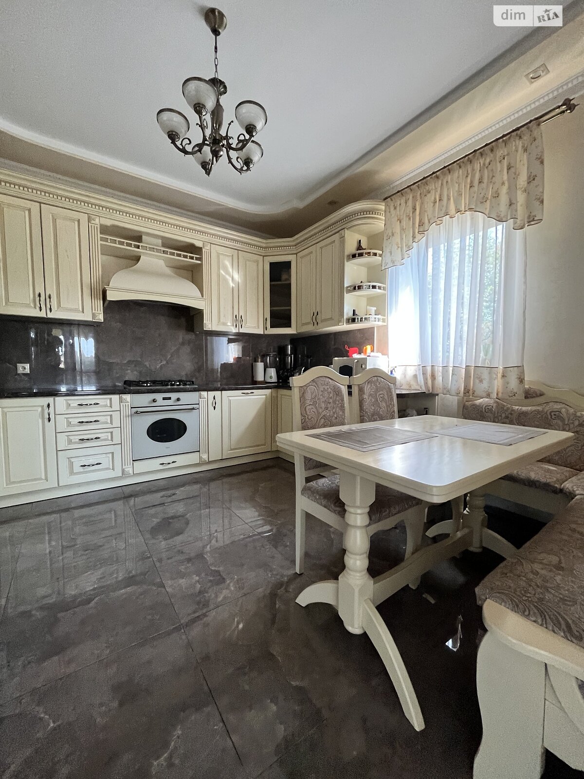 двоповерховий будинок з гаражем, 268 кв. м, цегла. Здається помісячно в Ужгороді, в районі Садовий фото 1 двопроверховий будинок з гаражем, 268 кв. м, цегла. Здається помісячно в Ужгороді, в районі Садовий фото 1